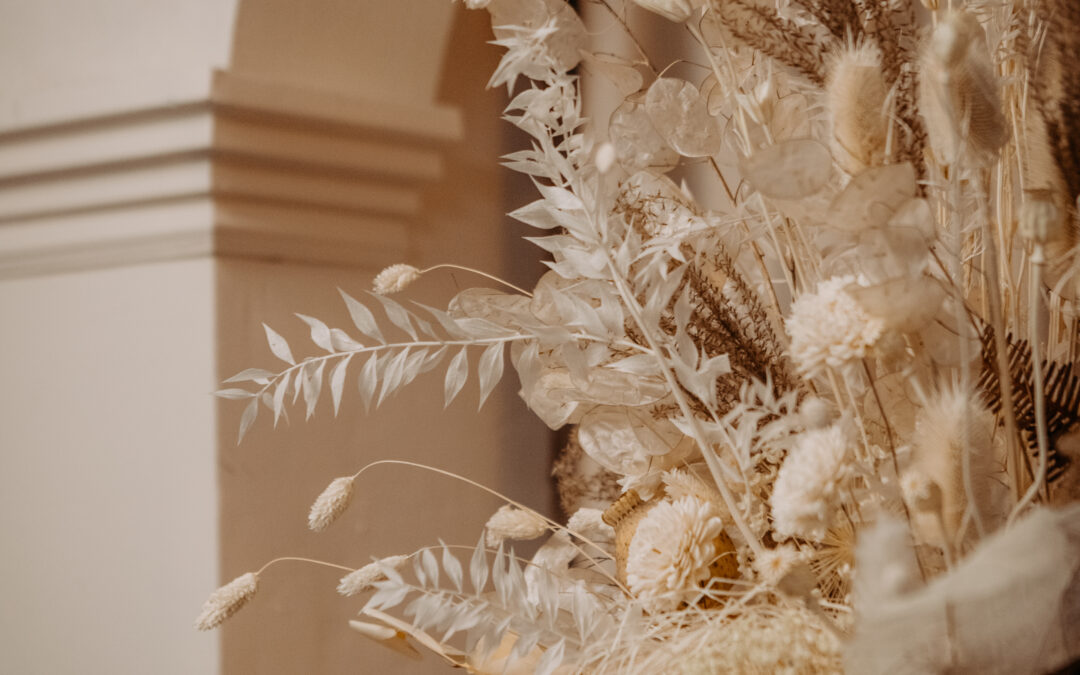 Advantage of using dried flowers to decorate an event.